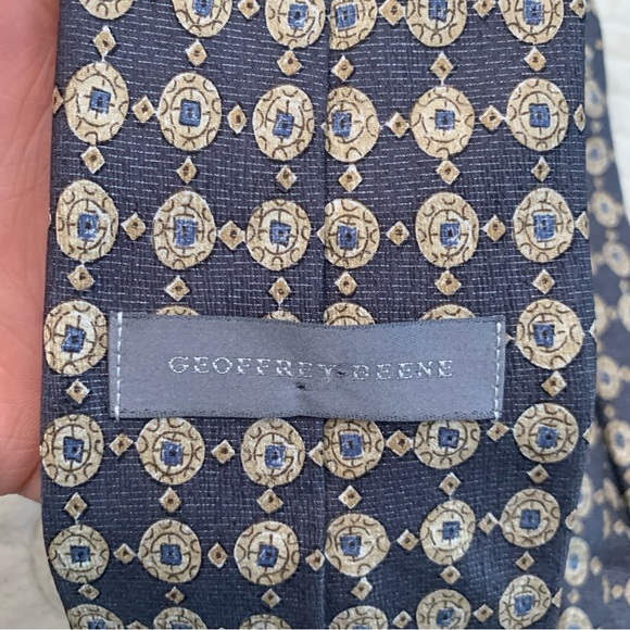 Geoffrey Beene 100% Silk Navy and Gold Patterned Tie - Picture 2 of 11